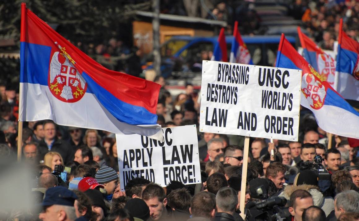 Serbere protesterer mot at Kosovo erklærte seg som en selvstendig stat i 2008. Demonstrantene viser til FNs sikkerhetsråd (UNSC). Foto: UN Photo/Olivier Salgado.